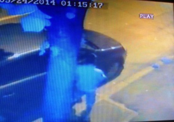 A văzut pe camera de filmare cum i-a furat hoţul oglinzile retrovizoare de la maşină - VIDEO